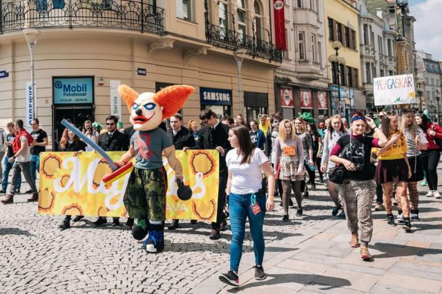 Už jen pár dní nás dělí od nejlepší studentské akce, kterou v Ostravě máme. 17.5. vypukne 28. ročník @majalesostrava organizovaného studentskou unií @youniecz, jejímž posláním je, abyste po získání titulu nevzpomínali jen na školní lavice, ale taky na pořádnou nálož zážitků. 🥳 Letos se na Slezkoostravském hradě představí: CAMO & KROOKED + MC DAXTA, XINDL X, ROBIN ZOOT, SERGEI BARRACUDA, ADAM MIŠÍK, PAVEL CALLTA, PAULIE GARAND & KENNY ROUGH, PAM RABBIT, MC GEY, VOJTAANO, FORGEN, TROCHA KLIDU, SKRAT, MADFACE B2B APOKAIN, CHANGING FACES, MAGENTA & PAIN, BEA & LEDUYSLEDUY, UNIBAND & vítězové DJ konkursu. Program je tedy opravdu nabitý a je o co stát. Nezapomnělo se ani na tradiční Majálesový průvod.Hokejová atmosféra mistrovství světa se promítne i do ostravských ulic, takže se můžete těšit na průvod plný hokejových kostýmů a skvělé zábavy! Lístky lze ještě stále pořídit za předprodejovou cenu 400Kč na webu www.majalesostrava.cz. // Just a few days left until the best student event in Ostrava kicks off! On May 17th, the 28th edition of Majáles Ostrava, organized by the student union younie, will take place. Their mission is to ensure that after earning your degree, you don’t just remember school desks but also a load of unforgettable experiences. This year, at Slezskoostravský hrad, you’ll get to see performances by CAMO & KROOKED + MC DAXTA, XINDL X, ROBIN ZOOT, SERGEI BARRACUDA, ADAM MIŠÍK, PAVEL CALLTA, PAULIE GARAND & KENNY ROUGH, PAM RABBIT, MC GEY, VOJTAANO, FORGEN, TROCHA KLIDU, SKRAT, MADFACE B2B APOKAIN, CHANGING FACES, MAGENTA & PAIN, BEA & LEDUYSLEDUY, UNIBAND & winners of the DJ contest. The program is truly packed and worth every bit of excitement. The traditional Majáles parade hasn’t been forgotten either. The festive atmosphere of the World Ice Hockey Championships will also echo through the streets of Ostrava, so get ready for a parade full of hockey costumes and great fun! Tickets are still available at the pre-sale price of 400CZK on the website www.majalesostrava.cz. 
.
#majales #majalesovymesic #kampuspalace #student #students #ostrava #city #ostravalife #ostravskauniverzita #vysokaskolabanska #zijtamkdetozije
.
Zdroj fotky: FB Majales Ostrava