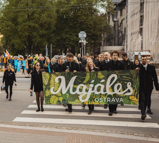 Chystáte se vyrazit na největší studentskou party roku? Máme pro vás 2 lístky na @majalesostrava ! Stačí udělat tři jednoduché kroky: Sleduj náš profil, dej tomuto příspěvku lajk ❤️ a v komentáři označ, s kým bys chtěl/a na Majáles jít! 💃🕺 Soutěž končí 30.4. v půlnoci. Výherce vylosujeme 2.5. a kontaktujeme ho přímo. Držíme palce! 🍀// Heading to the biggest student party of the year? We have 2 tickets to Majáles just for you! Just follow three simple steps: Follow our profile, like this post ❤️, and tag who you’d like to go to Majáles with in the comments! 💃🕺 Contest ends on April 30th at midnight. We’ll draw the winner on May 2nd and contact them directly. Good luck! 🍀 
.
#majales #majalesovymesic #kampuspalace #student #students #ostrava #city #ostravalife #ostravskauniverzita #vysokaskolabanska #zijtamkdetozije
.
zdroj fotky: fb Majáles Ostrava