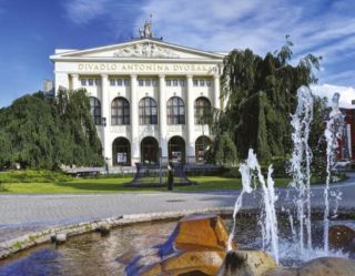 Zveme všechny studenty na patnáctý ročník festivalu Ostravska muzejni noc! Letos zahájení poprvé proběhne v centru Ostravy na Masarykově náměstí v 17 hodin. 🕔 Přijďte a prohlédněte si téměř 30 ostravských institucí, které se věnují kultuře, vzdělávání a sociálním aktivitám. 🎨📚👥 Během večera a noci všechny instituce nabídnou volný vstup a spoustu kreativních aktivit pro děti i dospělé. 🌙✨ Ale pozor! Na některé programy je potřeba se předem rezervovat kvůli omezené kapacitě. Pro přepravu mezi organizacemi můžete využít speciální muzejní autobusové linky zdarma! 🚌 Letošní ročník je inspirován výročím 100 let Velké Ostravy a nese podtitul CESTUJ ČASEM. 🕰️ Celý program naleznete zde: https://www.ostravskamuzejninoc.cz/files/OMN_brozura_2024.pdf nebo na webu www.ostravskamuzejninoc.cz // We invite all students to the fifteenth annual Ostrava Museum Night festival! This year, for the first time, it will start in the center of Ostrava at Masaryk Square at 5 PM. 🕔 Come and explore nearly 30 Ostrava institutions dedicated to culture, education, and social activities. 🎨📚👥 During the evening and night, all institutions will offer free entry and plenty of creative activities for children and adults. 🌙✨ But beware! For some programs, you need to make a reservation in advance due to limited capacity. For transport between the organizations, you can use special museum bus lines for free! 🚌 This year’s edition is inspired by the 100th anniversary of Greater Ostrava and is subtitled TIME TRAVEL. 🕰️ You can find the complete program here: https://www.ostravskamuzejninoc.cz/files/OMN_brozura_2024.pdf or on the website www.ostravskamuzejninoc.cz
.  #muzejninoc2024 #ostravskamuzejninoc #kampuspalace #student #students #ostrava #city #ostravalife #ostravskauniverzita #vysokaskolabanska #zijtamkdetozije 
.
Zdroj fotky: www.ostravskamuzejninoc.cz