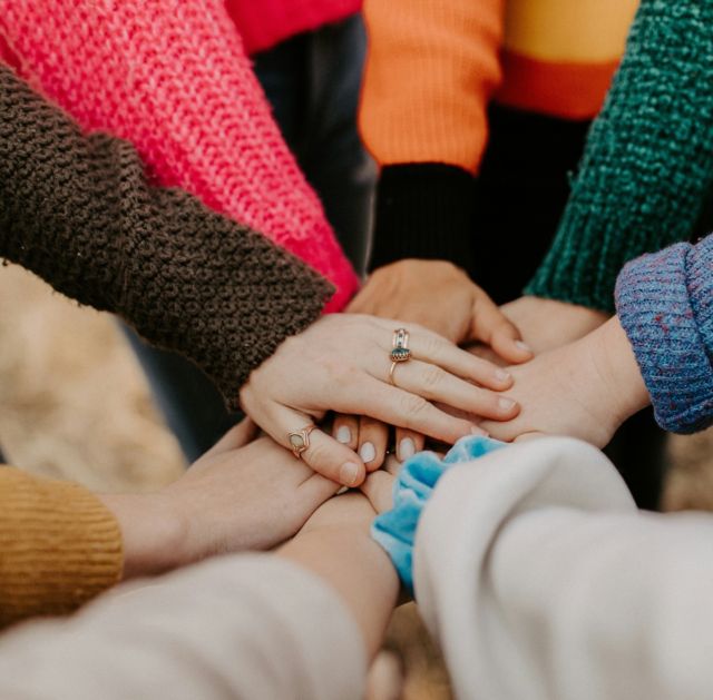 Milí Kampusáci, moc nás mrzí, že letošní semestr začíná za takto náročných okolností. 🙏 Doufáme, že vy i vaši blízcí jste v bezpečí a zvládáte tyto chvíle co nejlépe. ❤️ Studenti @ostravska_uni , kteří se chtějí zapojit a pomoci, mají možnost přihlásit se prostřednictví formuláře jako dobrovolníci při provozu dočasného evakuačního centra na Černé Louce v City Campus. Odkaz naleznete na ig Ostravské univerzity. Společně to zvládneme! 💪 // Dear students, we are truly sorry that this semester is starting under such challenging circumstances. 🙏 We hope that you and your loved ones are safe and managing through these difficult times as best as possible. ❤️ Students of @ostravska_uni who would like to help others can sign up as volunteers to assist at the temporary evacuation center at Černá Louka in City Campus. You can find the registration link on the Instagram of Ostravská University. We can overcome this together. 💪
.
#strongertogether #spolecnetozvladneme #studentcommunity #kampuspalace #student #students #ostrava #city #ostravalife #ostravskauniverzita #vysokaskolabanska #zijtamkdetozije